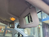 運転席のサンバイザーです。鏡付きですよ。