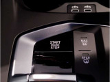 【スタートボタン】リモコンキーを持っているだけで起動可能なスタートボタン。オートスタート/ストップ機能も装備しており燃料消費量の軽減に貢献します。