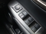 運転席ドアにパワーウィンドウとドアミラーの操作スイッチをまとめています。
