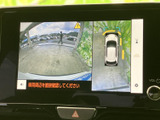 周囲の映像と車両位置の目安を画面で確認でき、駐車時の周辺確認をサポートします。画面が左右に分かれた表示で状況を把握しやすく、車庫入れや狭い場所での取り回しにも便利です。