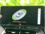 車両を上から見たような周囲の表示で、後方だけでなく車両周辺の状況も確認できます。駐車や切り返しの際に目安として活用でき、周囲への注意を助けてくれます。