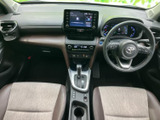 運転席と助手席は、前方の視界を確保しやすい開放的なレイアウト。シートは中央部と周囲で色が切り替わり、落ち着いた雰囲気です。乗り降りしやすく、毎日の移動も快適にお使いいただけます。