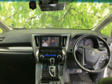 運転席から前方を見渡しやすいレイアウトで、各席の様子も確認しやすい室内です。落ち着いた色合いのシートや内装がまとまり、ゆったりと過ごせます。