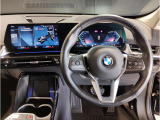 【ハンドル】ドライバーとBMW車の一体感がダイレクトに伝わるステアリングホイール。形状・太さへの拘りに加えて、操作性を高める為にスイッチ類も配置。クイックかつ安定のドライビングを体感下さい!