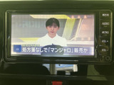 テレビ番組を画面で視聴でき、停車中の待ち時間にも映像を楽しめます。ニュースや情報番組などを見られるため、車内で過ごす時間の過ごし方が広がる便利な装備です。