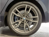 BMWの純正アロイホイールは軽量かつ強度にも優れているホイールで走行性能を引き上げる設計になっております。足元にもBMWは妥協がなくこだわっている個所になります。
