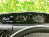 速度やエンジン回転数、燃料残量など、運転に必要な情報をメーター内で確認できます。表示が一か所にまとまり、走行中も必要な情報を把握しやすいレイアウトです。