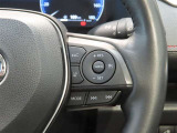アダプティブクルーズコントロール機能付きです。走行中に先行車の様子を検知しながら、設定した車速の範囲内で先行車との距離のキープを支援します。詳細は販売店スタッフまでおたずねください。