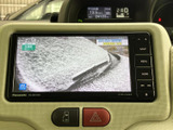 停車中にテレビ番組を視聴でき、待ち時間も車内でゆったり過ごせます。画面から番組の映像や情報を楽しめるので、お出かけ先での休憩やご家族との待ち合わせなどにも便利です。