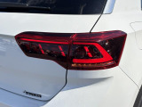 ダイナミックターンインジケーター付きLEDテールランプ。ウィンカーの光が流れるように点滅、後続車からの視認性が高まり、万一の追突の危険性を軽減します。