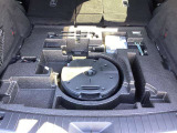 トレイ下にはアンダートランクも備えております。パンク修理キットや車載工具もこちらにございます。