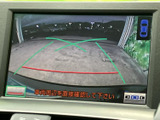 後方の様子を画面で確認でき、駐車時に車両周辺を把握するのに役立ちます。ガイド線も表示されるため、周囲の状況を見ながら駐車位置を確認でき、日常の駐車をサポートします。