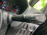 レバーには灯火類の表示があり、周辺のスイッチ類も運転席から見渡せる位置に配置されています。各表示を確認しやすく、日常の運転で使う機能を把握しやすい運転席まわりです。