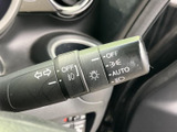 方向指示の表示に加え、ライト関連の表示も確認できるレバーです。スイッチ類の案内がまとまっており、必要な機能を把握しやすい構成で、日常の運転を支えます。