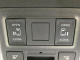 【両側パワースライドドア】スマートキーや運転席のスイッチで後席両側スライドドアの開閉が可能♪電動だから力を入れてドアを開ける必要が無く、小さなお子様でも簡単に開け閉めでき快適です♪
