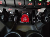 MINIの内装はとにかく『円』に拘ったデザインコンセプトが一目で伝わってきます。これほど円形に拘った車は他に御座いません。伝統のデザイン、トグルスイッチなど遊び心のある内装で御座います。