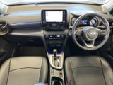 運転席まわりには、見やすい位置にまとめられた画面やメーター、手の届きやすい位置のシフトレバーが並びます。前席からの視界も広く、車内全体を見渡しやすいレイアウトです。