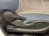 運転手の体格に合わせて運転席の座面の高さ調整ができるシートリフターが付いてます