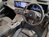 【ハンドル】ドライバーとBMW車の一体感がダイレクトに伝わるステアリングホイール。形状・太さへの拘りに加えて、操作性を高める為にスイッチ類も配置。クイックかつ安定のドライビングを体感下さい!