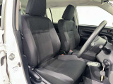 シンプルながら機能性あふれる運転席廻りです。視界性もよく、運転しやすいですよ。