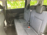 2列目は横並びのシートとそれぞれのヘッドレストを備え、複数人での乗車に対応します。窓が大きく外の光を取り込みやすいため、同乗者も明るく過ごせる空間です。