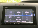 CD/DVDやラジオ、テレビなど、音楽や映像の選択肢が画面に並びます。使いたい項目を見比べながら選べるため、日々の移動中に好みの音源を楽しめます。