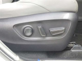 運転席はパワーシート搭載です。シートポジションの微調整が可能です。