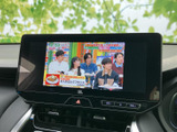 車内の画面でテレビ番組を視聴できる装備です。停車中の休憩時間などに映像を楽しめるのがうれしいポイント。画面の見やすさも、車内で過ごす時間を彩ります。