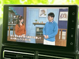 画面にテレビ番組が表示され、停車中に映像やテレビを視聴できます。画面上の映像を確認しながら、乗車中の待ち時間を過ごす際にも活用できる装備です。