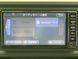 音楽ソースを画面上で選択でき、Bluetoothオーディオや外部入力などに切り替えられます。表示が見やすく、聴きたい音源を確認しながら選べるので日常の移動にも便利です。