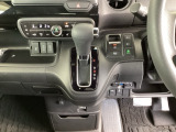 足元スッキリ、インパネシフトです。パーキングブレーキは電子制御パーキングブレーキタイプなので、運転席と助手席の間がスッキリしています。