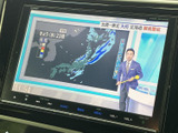 テレビ番組を画面で楽しめる装備です。停車中の待ち時間などに映像を視聴でき、ニュースや天気予報を確認したい場面にも便利。画面表示も見やすく、使い勝手に配慮されています。