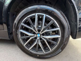 BMWの純正アロイホイールは軽量かつ強度にも優れているホイールで走行性能を引き上げる設計になっております。足元にもBMWは妥協がなくこだわっている個所になります。