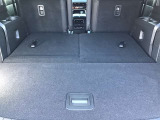 リヤシートを倒すと大きな荷物も搭載可能です。