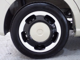 ホイールは車のデザインにマッチした専用タイプです。