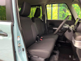 運転席まわりには十分なスペースがあり、大柄な方でもゆったり運転していただける環境です。