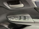 運転席ドアのスイッチです。AUTOの付いた窓のスイッチと、ドアミラーのスイッチがあります。