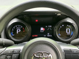 速度やシフト位置などの情報をメーター内で確認でき、運転中に必要な表示を把握しやすい構成です。中央のディスプレイにも各種情報がまとまり、日々の運転をサポートします。