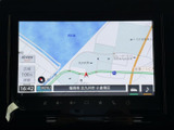 道路や周辺施設を地図上で確認でき、現在地周辺の移動をサポートします。縮尺やメニュー表示も画面で確認しやすく、目的地までの道順を調べる際に役立ちます。