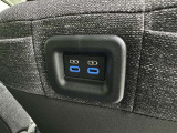 充電用USB付き。スマートフォンなどの充電に便利です。