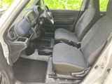 左右の前席が並ぶ室内は、足元にゆとりがあり乗り降りもスムーズです。運転席側まで視界が広がり、明るくすっきりした空間で、日々の通勤やお出かけにもお使いいただけます。