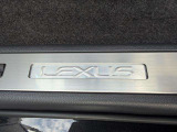 LEXUSロゴ入りイルミネーションスカッフプレート