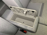 運転席からも助手席からも手が届きやすく、小物などを置いておくのにとても便利♪