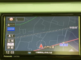 道路や周辺の地図が画面に表示され、現在地や進行方向を確認する際に役立ちます。目的地までの道順を確認しながら、慣れない場所へのお出かけにも活用できます。