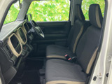 前席には視界の広い運転席と助手席が並び、座面には落ち着いた色合いのファブリックを採用しています。シートの形状も分かりやすく、乗り込んだ際に室内を見渡しやすい配置です。