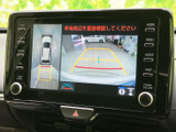 後方の映像に加えて車両周辺を上から見た表示もあり、駐車時の後方確認を助けます。ガイド線も表示され、周囲を目視で確かめながら車庫入れする際に便利です。