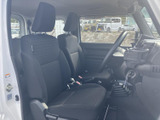 前席はゆったりとした座面と背もたれで、運転席・助手席ともに落ち着いて過ごせる空間です。前方や側方の窓から周囲を見渡しやすく、乗り降りの際にも車内の様子を確認しやすい配置です。