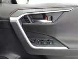 運転席シートポジションメモリーでスイッチを押すだけでシートが設定したポジションに動くので便利です!