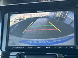 後方の様子を画面で確認しながら駐車でき、車庫入れや狭い場所での後退をサポートします。目安となるガイド線も表示されるため、周囲を確認しながら落ち着いて操作できます。