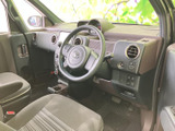 運転席まわりは前方を見渡しやすく、メーターや各部の配置も視線を移しやすい構成です。座面には適度な広さがあり、落ち着いて過ごせる空間に仕上がっています。